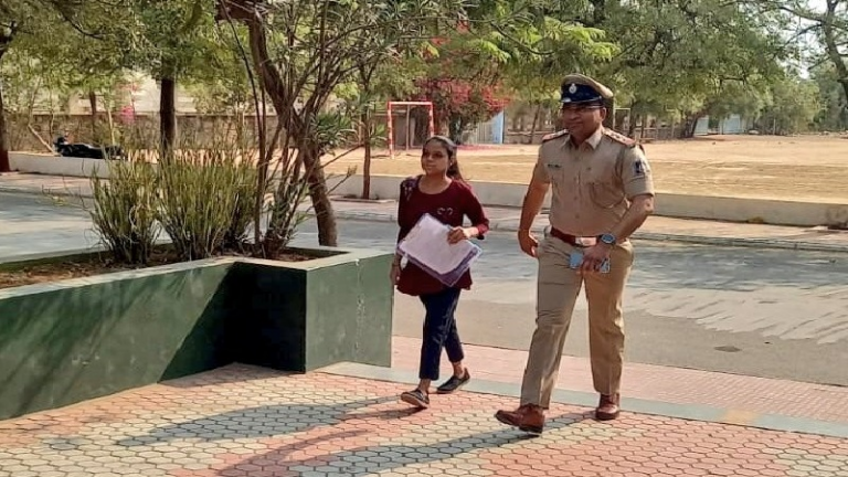 बोर्ड परीक्षा देने गलत सेंटर पर पहुँची 10वीं की निशा, पुलिस की गाड़ी आई और 15 मिनट में मिल गई मंजिल: पिता की भूल, गुजरात के PI ने सुधारी