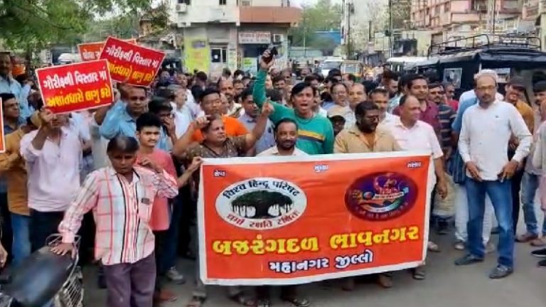 ‘हिंदू बहुल इलाकों में ऊँची कीमत देकर प्रॉपर्टी खरीद रहे मुस्लिम’: विरोध में मार्च और रामधुन का जाप, भावनगर में अशांत क्षेत्र एक्ट लागू करने की माँग
