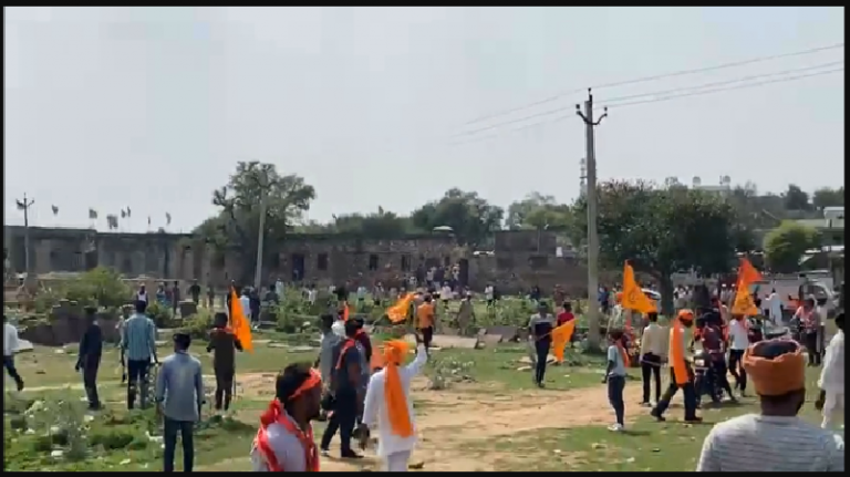 ‘मेरा रंग दे बसंती चोला’ की धुन पर रैली निकाल रहे थे हिंदू, मदरसे के पास बरसने लगे पत्थर: इस्लामी टोपी पहनी भीड़ की पत्थरबाजी का देखिए Video, राजस्थान की घटना