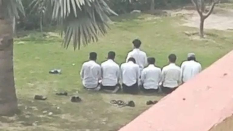 संस्कृति यूनिवर्सिटी में कश्मीरी छात्रों ने पढ़ी नमाज: वीडियो हुआ वायरल: मथुरा में हिन्दू संगठनों का विरोध प्रदर्शन, पूछा – विद्या के मंदिर में ये सब क्यों?