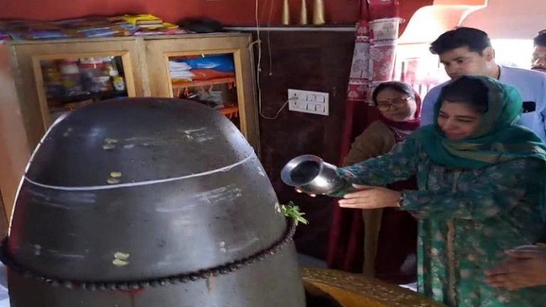 ‘पत्थर पर पानी डाला… शर्म आनी चाहिए’ : महबूबा मुफ्ती को जलाभिषेक करते देख भड़के कट्टरपंथी, देवबंद के मौलाना ने कहा- इस्लाम विरोधी
