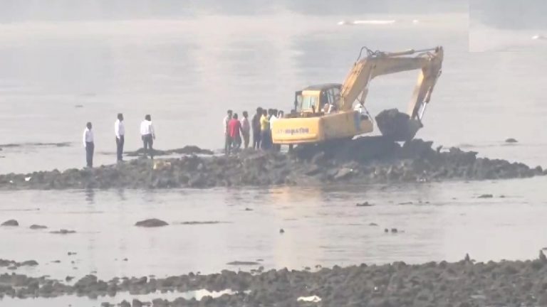 मुंबई में समुद्र के बीच बने ‘दरगाह’ पर चला बुलडोजरः राज ठाकरे ने उठाया था सवाल, कहा था- नहीं हटा तो बनेगा गणपति मंदिर