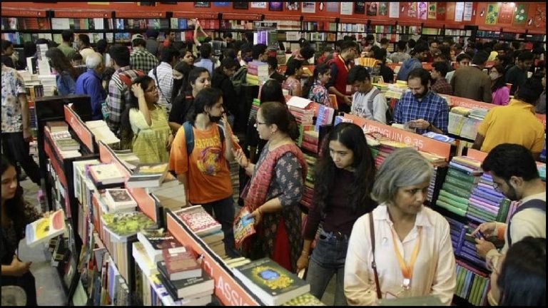 विश्व पुस्तक मेले में क्रिश्चियन एसोसिएशन मुफ्त में बाँट रहा था बाइबिल, रोके जाने पर भीड़ पर लगाया किताब फाड़ने का आरोप: दिल्ली पुलिस ने नकारा