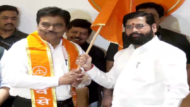 उद्धव ठाकरे गुट को 3 दिन में दूसरा झटका: वरिष्ठ नेता के बेटे के बाद अब पूर्व मंत्री भी आ गए CM शिंदे के साथ, सुप्रीम कोर्ट ने पूछा – गठबंधन पर ऐतराज था तो 3 साल सत्ता में क्यों रहे?