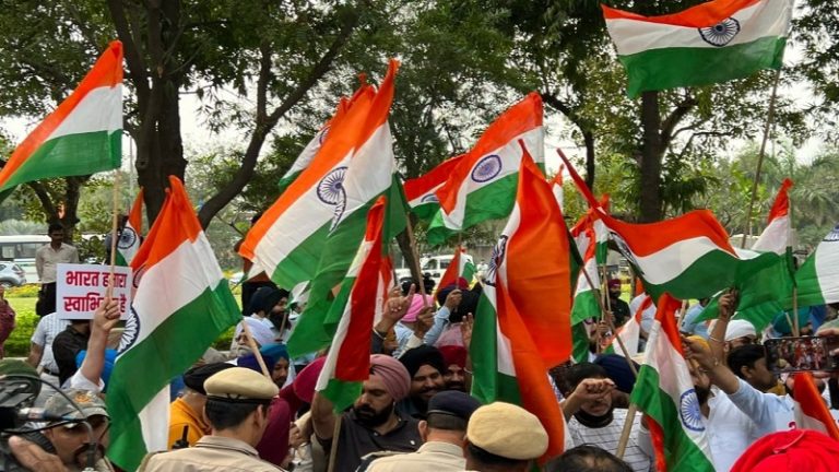 ‘भारत हमारा स्वाभिमान है’ : तिरंगे का अपमान करने वाले खालिस्तानियों को भारतीय सिखों ने दिया मुँहतोड़ जवाब, ब्रिटिश उच्चायोग के सामने प्रदर्शन