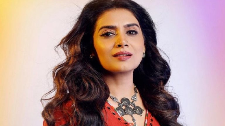 ‘देश की लड़कियाँ आलसी… अमीर BF/पति ढूँढती हैं’: नारीवादियों को नहीं रास आया सोनाली कुलकर्णी का वायरल बयान, माँगनी पड़ी माफी