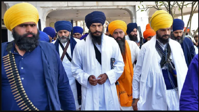 समर्थकों के साथ खालिस्तानी अमृतपाल सिंह