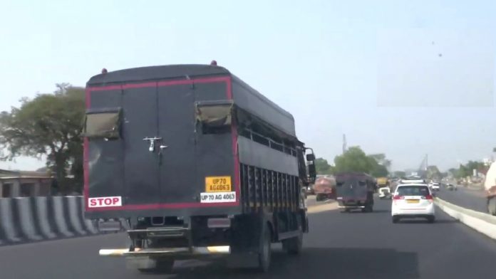 अतीक अहमद को यूपी ला रहा कैदी वाहन