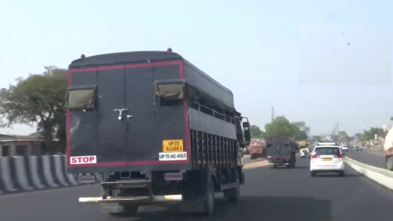 फिर गुजरात से UP लाया जा रहा है अतीक अहमद, कहा- इनकी नीयत ठीक नहीं, मुझे मारना चाहते हैं: पिछली बार गाय से टक्कर के बाद बाल-बाल पलटने से बची थी गाड़ी
