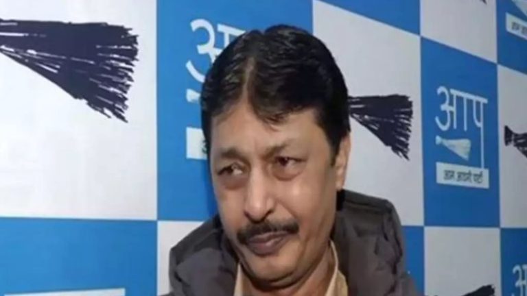 बीवी ने प्रिंसिपल को मारा थप्पड़, शौहर ने स्कूल में घुस धमकाया: सीलमपुर से AAP विधायक अब्दुल रहमान बीवी समेत कोर्ट में दोषी करार, जा सकती है विधायकी