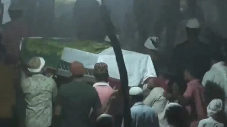 अतीक अहमद को 8 तो भाई अशरफ को लगीं 5 गोलियाँ… जिस प्रयागराज में पैदा किया था खौफ, वहीं की मिट्टी में दफ़न हुए दोनों: नहीं पहुँची बीवी शाइस्ता