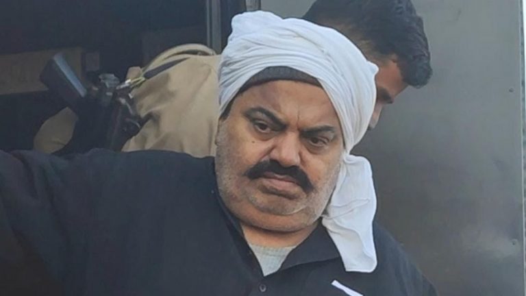 पुलिस की वैन अचानक हुई खराब, अतीक अहमद को गाड़ी से उतार कर ले गए: राजस्थान सीमा के पास हुआ वाकया