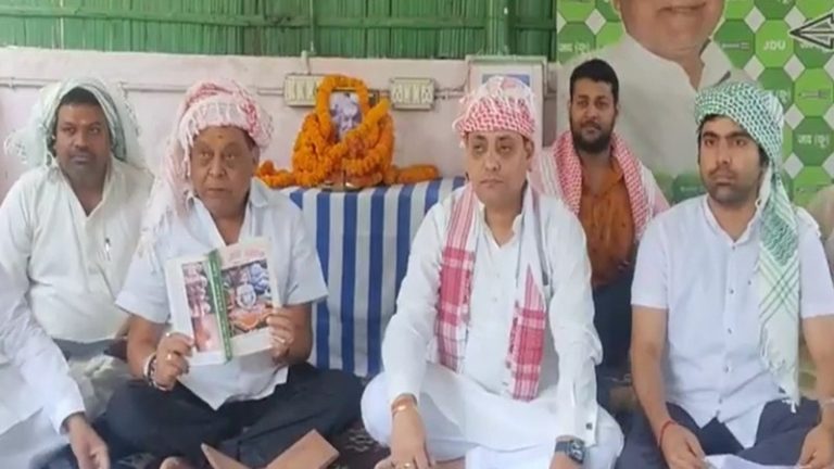‘राम तो रहीम हैं’: ईद पर JDU नेता नीरज कुमार ने सरकारी आवास पर किया मोहम्म्द बोध का पाठ, कहा- 786 बार पढ़ने से मनोकामना पूरी होती है