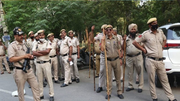 ‘जातिसूचक टिप्पणी करते हुए बिहार पुलिस ने दलित बस्ती पर बरसाए डंडे, महिलाओं से भी मारपीट: मीडिया रिपोर्ट्स, गुस्साए ग्रामीणों ने थाने को घेरा