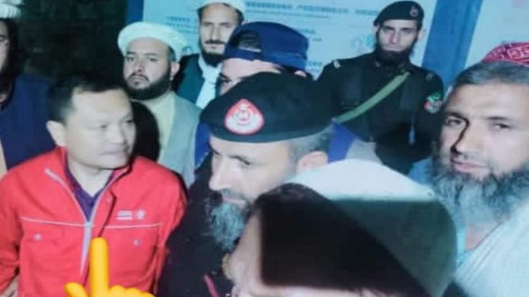 पाकिस्तान में चीनी इंजीनियर ‘अल्लाह के अपमान’ में गिरफ्तार, रमजान में धीमे काम पर बोला तो हत्या करने पर उतर गई कट्टरपंथी भीड़: पहले श्रीलंकाई मैनेजर को जलाया था जिंदा