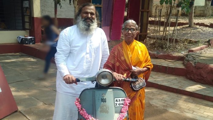 बेटा, माँ, स्कूटर, मंदिर