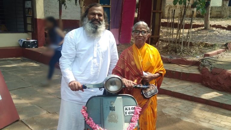 मातृ सेवा का संकल्प ऐसा, कर ली 67412 किलोमीटर की यात्रा: नौकरी छोड़ी, दिवंगत पिता से मिला स्कूटर उठाया और माँ को मंदिर-मंदिर दर्शन करा रहा बेटा