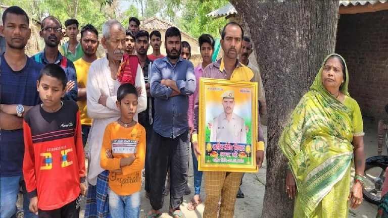 ‘अब हमें शांति मिली, जो हुआ सही हुआ’: अतीक अहमद और अशरफ की हत्या पर बोले दिवंगत संदीप निषाद के परिजन, माँ ने कहा – योगी जी को प्रणाम करती हूँ, पैर छूती हूँ