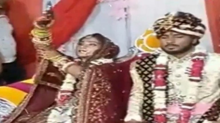 दुल्हन ने हाथ में रिवाल्वर लेकर ताबड़तोड़ की गोलीबारी, सहमे दिखे बगल में बैठे ‘दूल्हे राजा’: वायरल हुआ वीडियो, यूपी पुलिस ने शुरू की जाँच