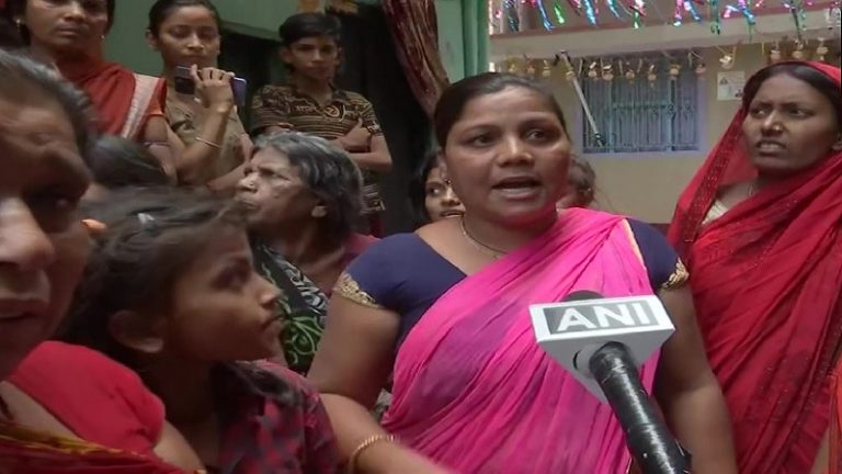 ‘सीढ़ी लगा कर घुसी पुलिस और घर के मर्दों को लेकर गईं, रात में कोई मुस्लिम आएगा तो…’: हिन्दू महिलाओं ने बयाँ किया दर्द, बोले गिरिराज – मुस्लिमों के CM हैं नीतीश