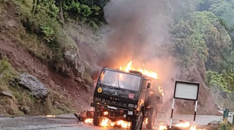 J&K में हाइवे पर जला सेना का ट्रक, 4 जवानों के मौत की खबर: खराब मौसम के बीच अचानक आग लगने की वजह स्पष्ट नहीं