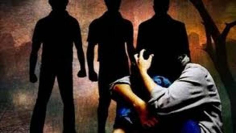 कठुआ में अनाथ हिंदू बच्ची का अपहरण के बाद गैंगरेप, आरोपित के अब्बा चुप रहने को दे रहे गहने-रुपयों का लालच: J&K में सड़क पर हिन्दू संगठन