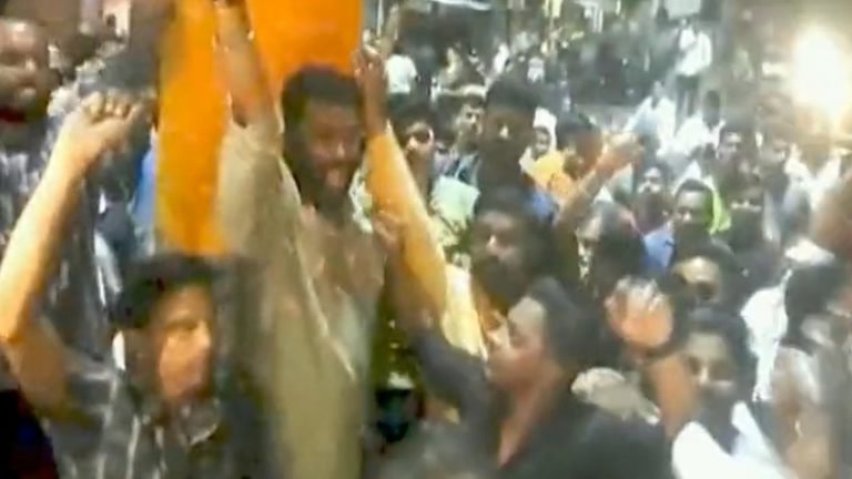 जमशेदपुर में धार्मिक झंडे के साथ लटका मिला माँस: सड़क पर उतरे हिन्दू संगठनों का विरोध प्रदर्शन, पढ़ी हनुमान चालीसा, पुलिस बल तैनात