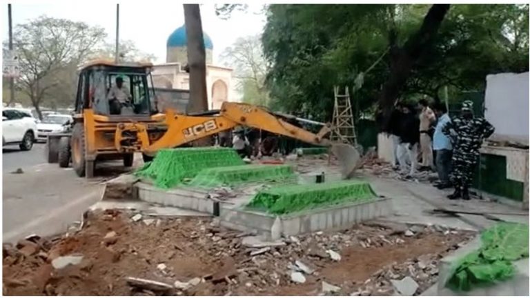 निजामुद्दीन दरगाह के पास अवैध मजार पर चला बुलडोजर, नोटिस के बावजूद खादिमों ने नहीं किया था खाली: जमीन को लेकर वक्फ बोर्ड और DDA के बीच मुकदमा