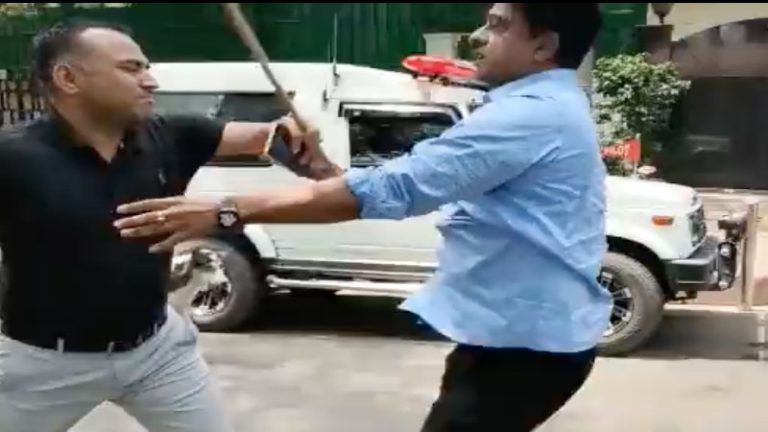 ‘BJP नेता और पत्रकारों पर अरविंद केजरीवाल ने अपने गुंडों से डंडे से करवाया हमला’: वीडियो आया सामने, घर को चमकाने में खर्चे थे ₹45 करोड़