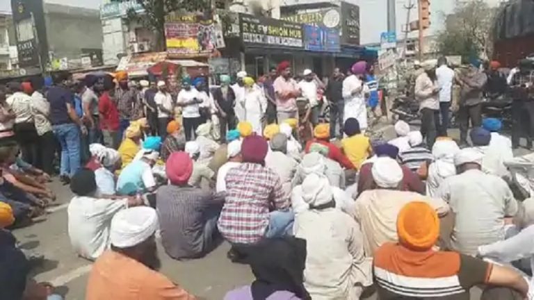 गुरुद्वारा में जूते पहन कर घुसा युवक, पाठियों की कर दी पिटाई, पगड़ियाँ उतार दी, गुरु ग्रन्थ साहिब की बेअदबी: SGPC ने की निंदा, CM भगवंत मान बोले – होगी कड़ी कार्रवाई