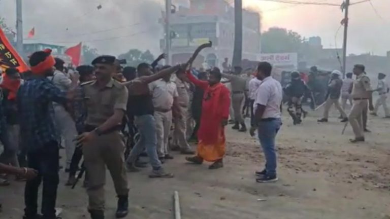 मस्जिद के सामने गुजरते ही शोभायात्रा पर पथराव, फिर फायरिंग: नालंदा में दुकानों एवं गाड़ियों में लूटपाट के बाद आगजनी, 4 लोगों को लगी गोली