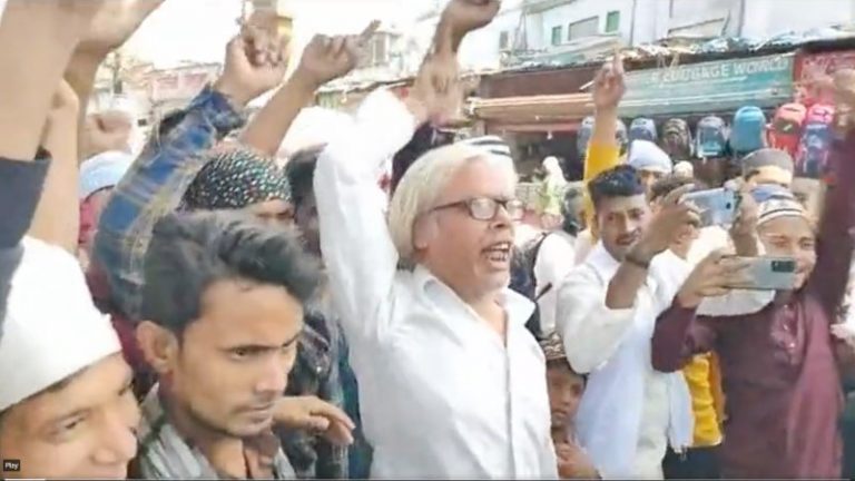 पटना में जुमे की नमाज के बाद लगे ‘शहीद अतीक अमर रहें’ के नारे: गजनवी की अगुवाई में सीएम योगी और पीएम मोदी के खिलाफ हुई नारेबाजी