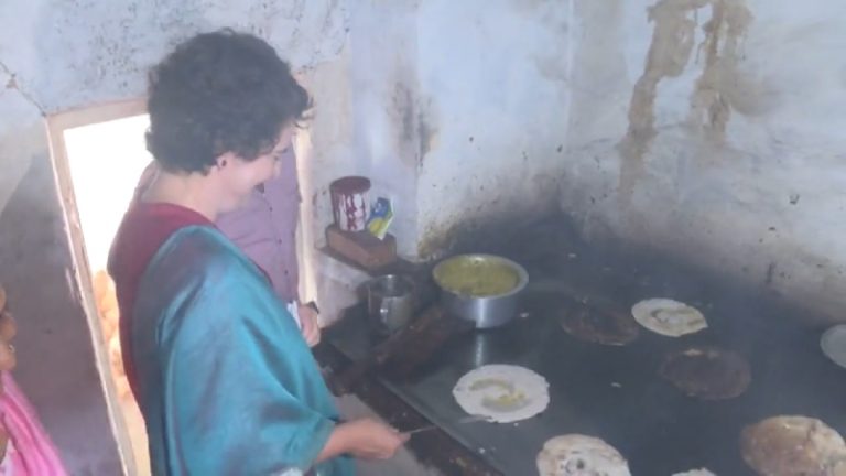 प्रियंका गाँधी ने पकाया जला हुआ करिया-करिया डोसा, कॉन्ग्रेस ने वीडियो एडिट कर लिखा – ‘कुशल हाथ, परफेक्ट डोसा’: पूरा वीडियो आया तो खुल गई पोल