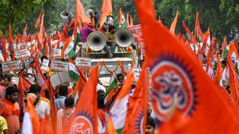 उदयपुर में नहीं लगा सकेंगे धार्मिक झंडे, 2 महीने के लिए प्रशासन ने लगाई रोकः बोली BJP- मंदिरों और त्योहारों के पीछे पड़ी है राजस्थान की काॅन्ग्रेस सरकार