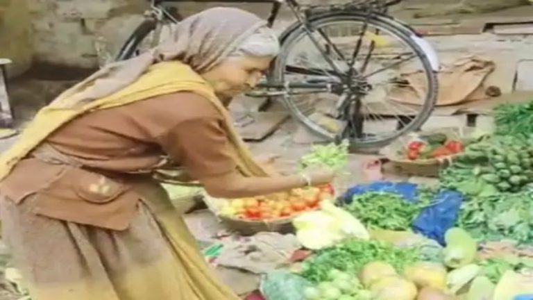 कलियुग की माता शबरी… फूल नहीं मिले तो सब्जी बेचने वाली बुजुर्ग महिला ने भगवान राम के स्वागत में बरसाई धनिया पत्ती