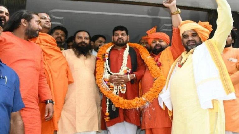 ‘विपक्ष की साजिश से हो रहा पहलवानों का धरना’: बृजभूषण शरण सिंह के समर्थन में उतरे अयोध्या के साधु-संत, बोले- जरूरत पड़ी तो करेंगे दिल्ली कूच