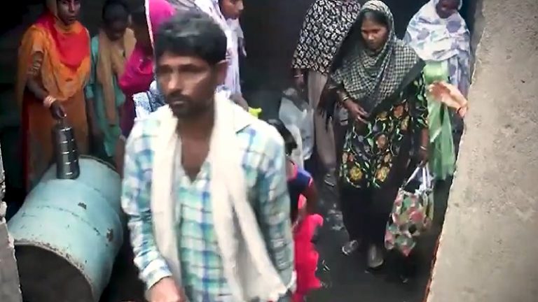 बिहार पुलिस ने सासाराम से आई पलायन की तस्वीरों को नकारा: मीडिया बता रहा पीड़ितों के आरोप, वीडियो में रोते-बिलखते दिखे लोग