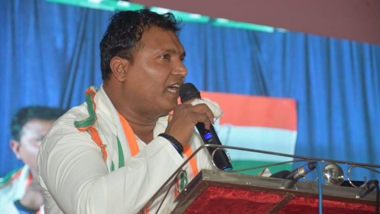 जिस कॉन्ग्रेस नेता पर लगे महिला उत्पीड़न और बदजुबानी के आरोप, उसे पार्टी ने बनाया स्टार प्रचारक: कर्नाटक में रैलियाँ करेंगे श्रीनिवास BV