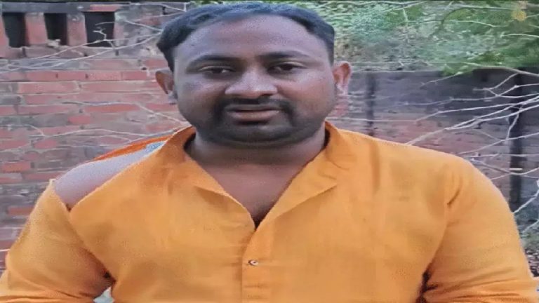 भगवा कुर्ता देख भड़के कॉन्ग्रेसी: अपने ही नेता की कर दी पिटाई, फाड़ डाले कपड़े; बोले पीड़ित- पहले भाजपाई बताया फिर लाठी-डंडों से पीटा