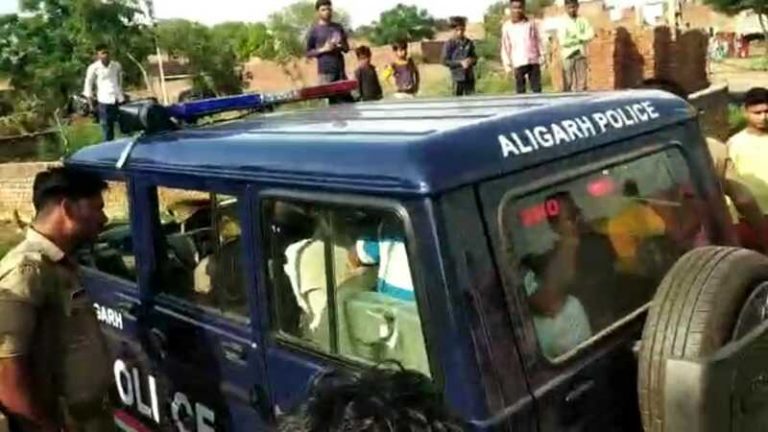 अरबाज ने फरसे से मारा, उमर ने तमंचा चलाया: अलीगढ़ में दलित परिवार के साथ हुई मारपीट पर FIR दर्ज, आरोपित गिरफ्तार
