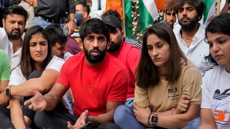 ‘जब तक WFI अध्यक्ष गिरफ्तार नहीं हो जाते, हम यहीं खाएँगे-सोएँगे’: एक बार फिर जंतर-मंतर पर पहलवानों का धरना, दावा – 7 महिला रेसलर्स ने दर्ज कराई शिकायत