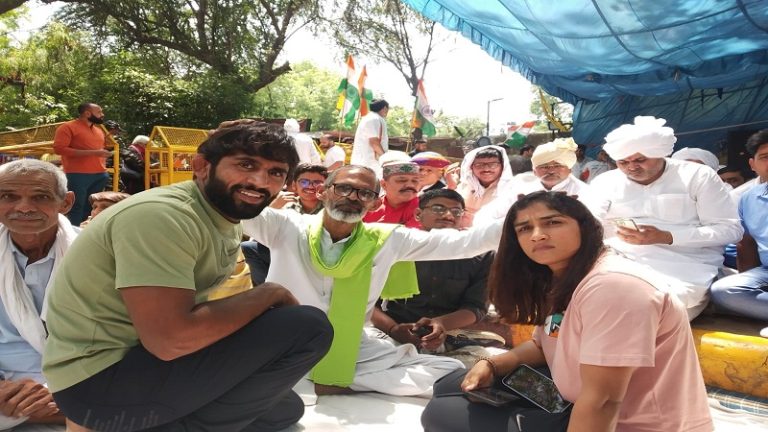 ‘मोदी तेरी कब्र खुदेगी… ‘: पहलवानों के प्रदर्शन में सुनाई पड़े PM विरोधी नारे, महिला पहलवान बोलीं- हमें पुलिस पर भरोसा नहीं, बयान SC में देंगे
