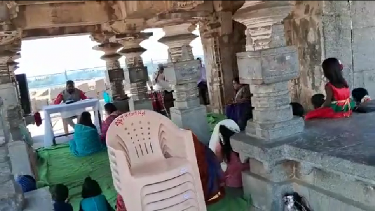 तेलंगाना के ऐतिहासिक मंदिर में ‘क्रिश्चियन प्रेयर’, माँसाहारी खाना भी परोसाः हिंदू संगठनों के विरोध के बाद पादरी और उसके साथियों पर FIR