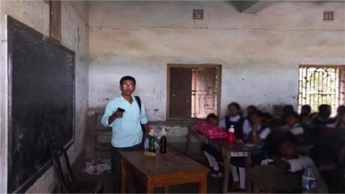 कक्षा में बंदूकधारी