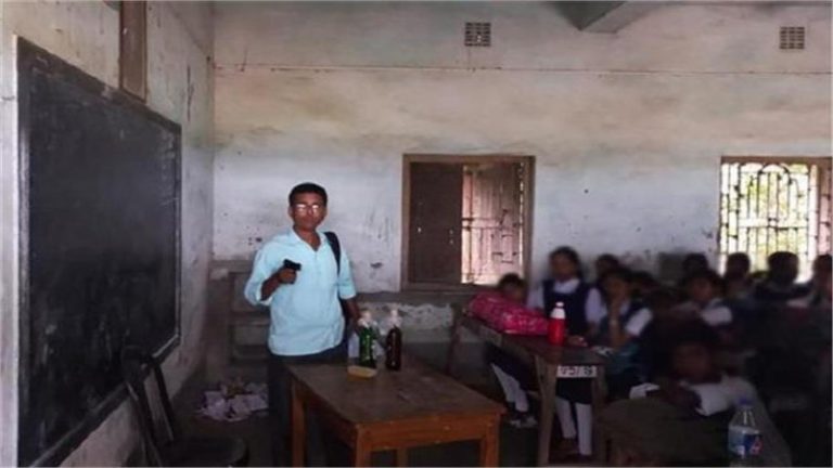 बंगाल में क्लास में घुस गया शख्स, बंदूक की नोंक पर छात्रों को बनाया बंधक: CM ममता बनर्जी ने बताया षड्यंत्र, स्थानीय लोगों का प्रदर्शन