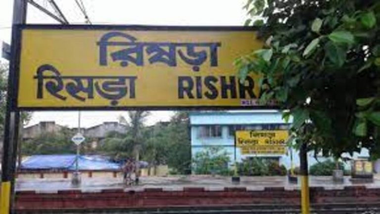 पश्चिम बंगाल में अब दंगाइयों ने रेलवे स्टेशन को बनाया निशाना, पत्थरबाजी के बाद ट्रेनों का परिचालन करना पड़ा बंद: RAF की तैनाती
