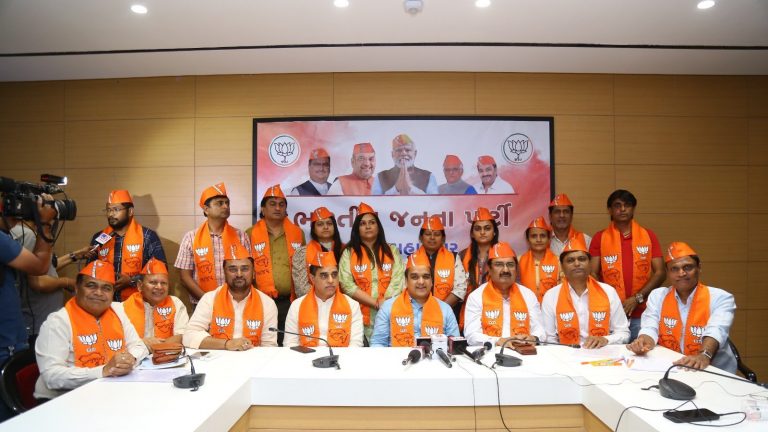 सूरत में 6 और पार्षदों ने छोड़ी AAP, जुड़े BJP के साथ: गुजरात में आम आदमी पार्टी को झटका, अब तक 10 पार्षद भाजपा में शामिल