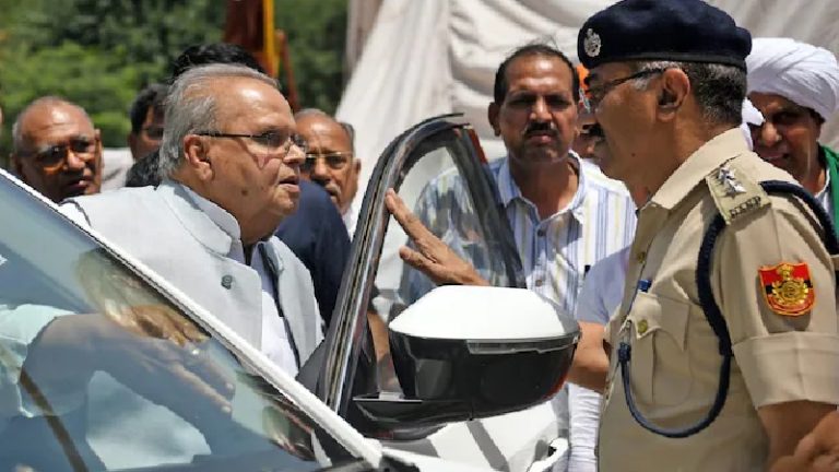 खुद ही समर्थकों सहित पहुँच गए थाने, फैला दी गिरफ़्तारी की अफवाह: सत्यपाल मलिक पर AAP के संजय सिंह एन्ड गिरोह ने की झूठ की खेती