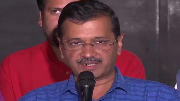 CBI की 9.5 घंटे की पूछताछ… केजरीवाल का गायब दिखा एक दाँत! मीडिया के सामने बदले दिखे दिल्ली CM के हावभाव, ट्रेंड हुआ #DaantDikhaoKejriwal