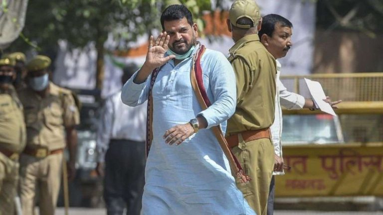 WFI चीफ बृजभूषण सिंह के खिलाफ दिल्ली में 2 FIR, पॉक्सो एक्ट में भी केस दर्ज: पहलवान अब भी संतुष्ट नहीं, पूछा- हमें इससे क्या मिलेगा